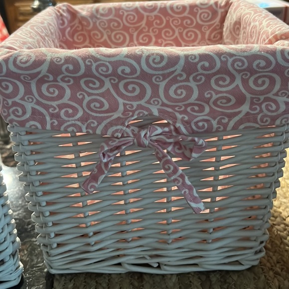 Three white baskets with liners - Picture 3 of 7